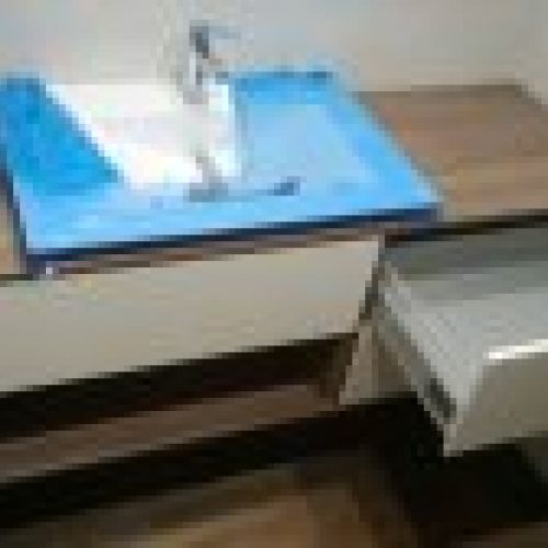 Mueble de diseño colgante acabados en tablero hpl y laca