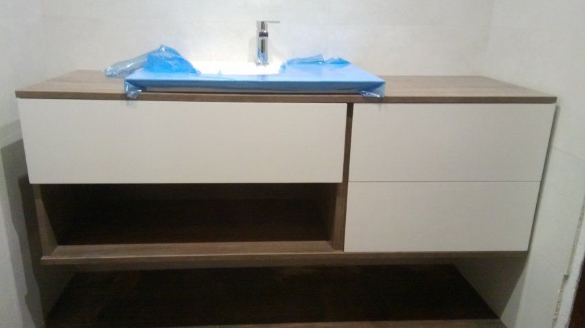 Mueble de diseño colgante acabados en tablero hpl y laca.