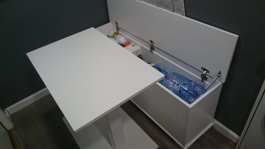Mesa de cocina y banco baúl ,lacados en blanco