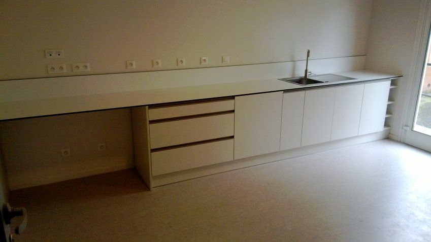 Cocina con encimera  compact de alta resistencia y frontal en acabado HPL