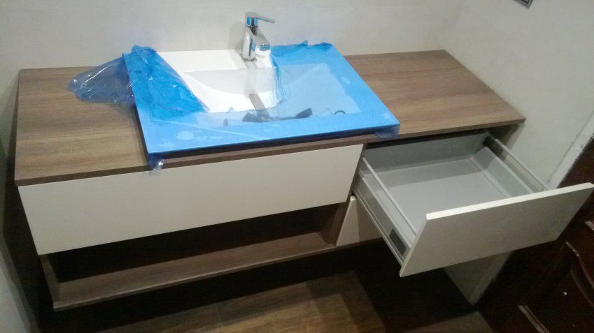Mueble de diseño colgante acabados en tablero hpl y laca