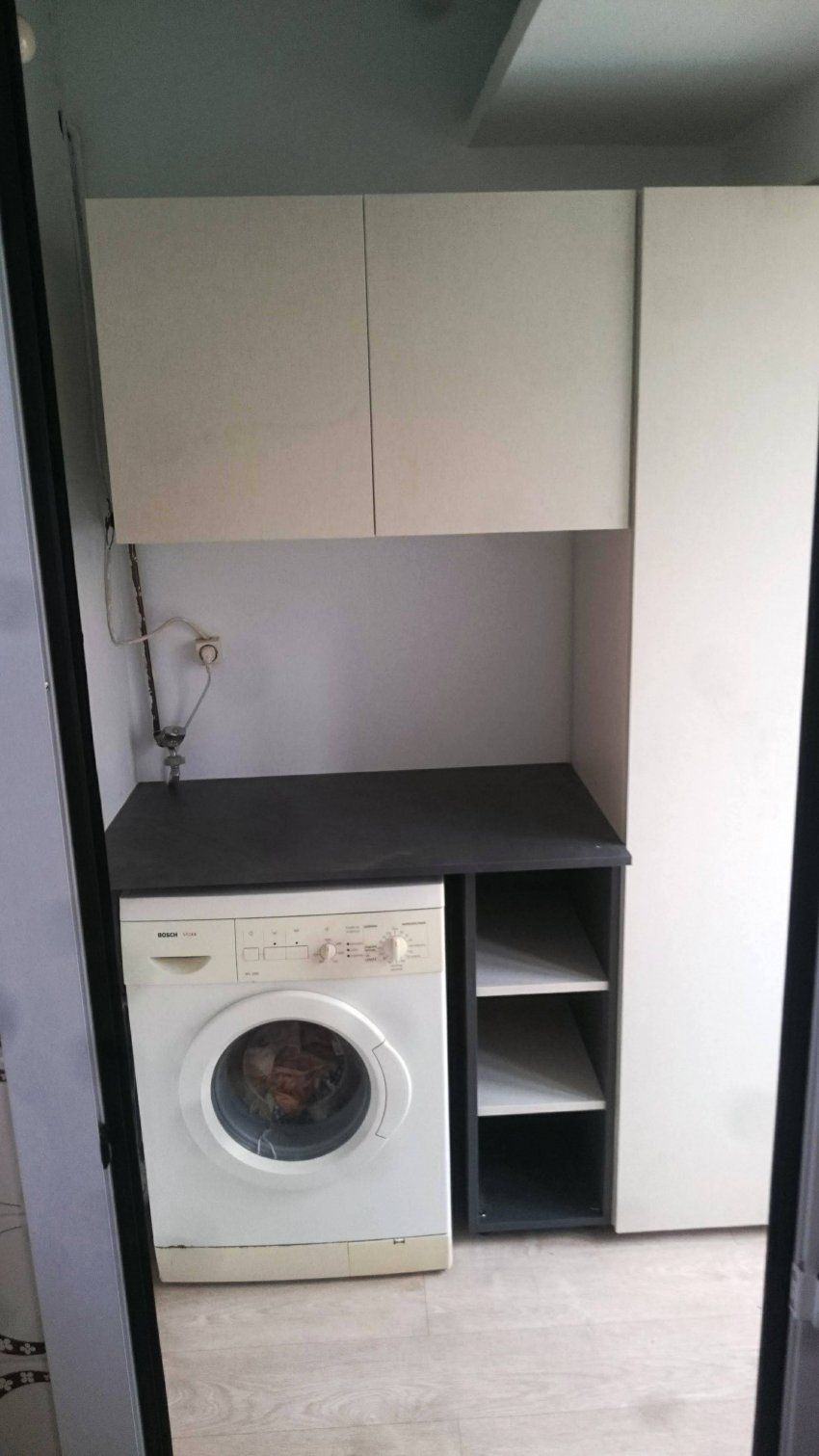 Cuarto de lavadora con mueble textil en combinación con encimera grafito