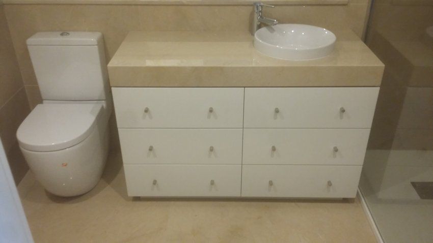 Mueble de baño aprovechando encimera ya existente.