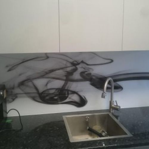 Cocina en laca brillo gris con encimera estratificada imitación mármol